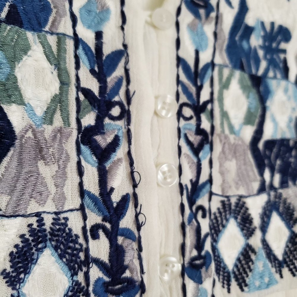 Gorgeous white tunic top with detailed blue embroidered front and button closure - Picture 7 of 7